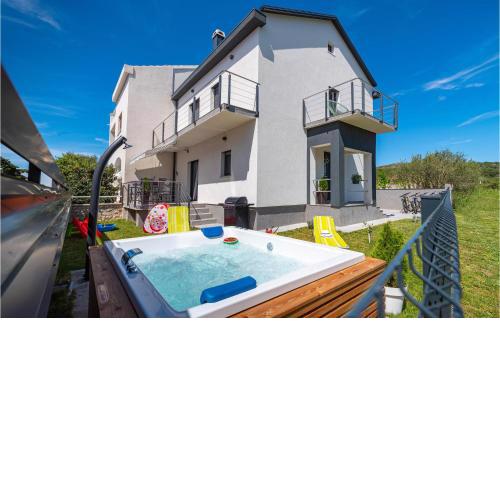 Cozy Home In Turanj With Jacuzzi