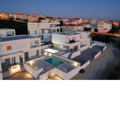 Dario 3 luxury apartment with a pool