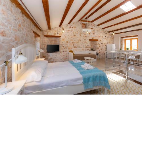 DeAmicis Studios by Irundo