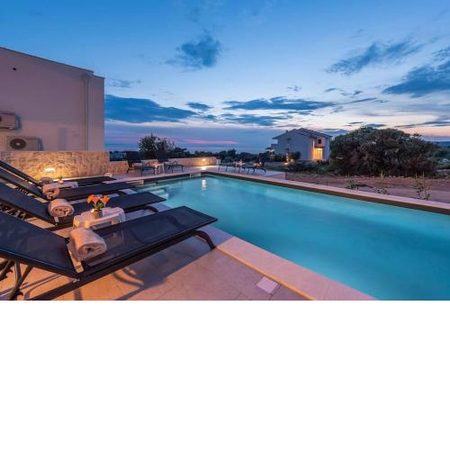 Dino, modern & luxury ap. with a pool for 6