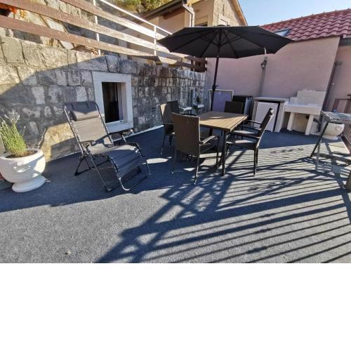 Explore old town and all the beauties in Omiš staying at Apartment Olmissum