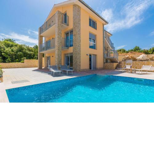 Fabulous house B with outdoor pool