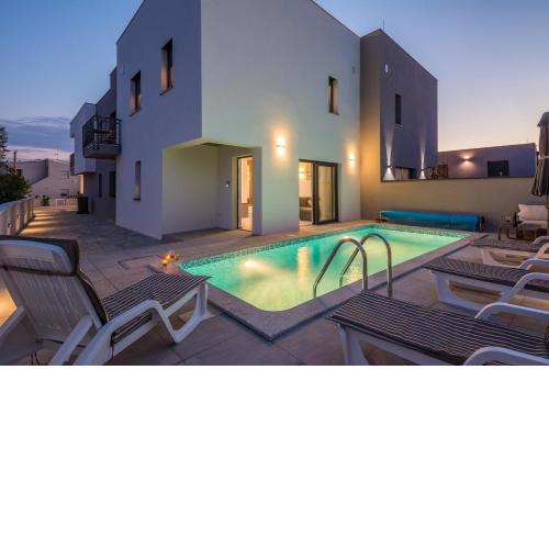 Family friendly apartments with a swimming pool Vir - 18522
