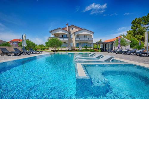 Family friendly apartments with a swimming pool Vir - Kozjak, Vir - 18542