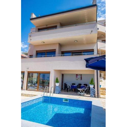 Family friendly house with a swimming pool Rogoznica - 15176