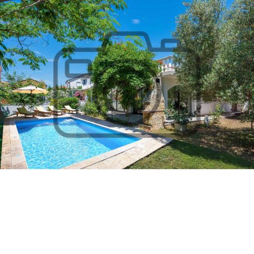 Family friendly house with a swimming pool Vir - 19097