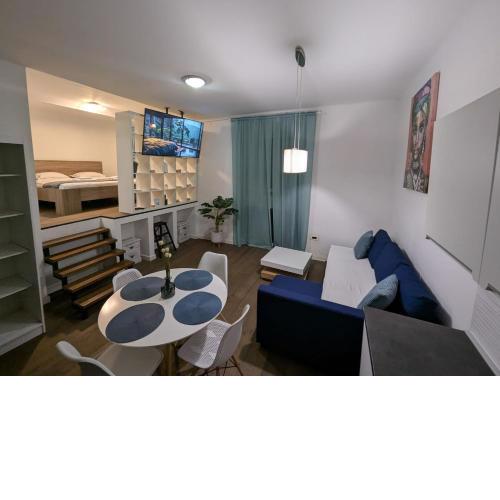 Fantabulous Downtown Abode w King Bed, 65" TV, Washer and Tumble Dryer
