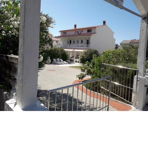 Ferien Haus mit Bestway-Pool,Parking,Garten ,Grill,3 Terrassen
