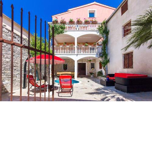 Ferienwohnung nur 700 Meter bis zum Sandstrand mit Pool, Küche, Bad, Balkon, BBQ