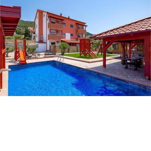 Gorgeous Apartment In Banjol With Kitchen