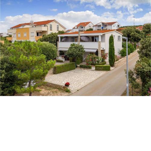 Gorgeous Apartment In Mandre With Kitchen