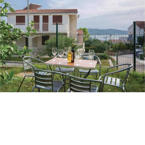 Gorgeous Apartment In Okrug Gornji With Kitchen