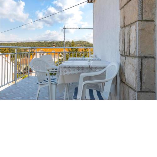 Gorgeous Apartment In Stari Grad With Kitchen
