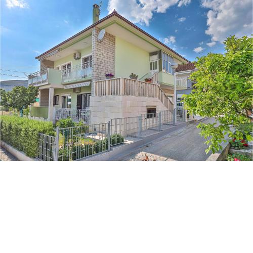 Gorgeous Apartment In Trogir With Wifi