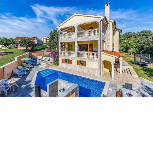 Gorgeous Home In Medulin With Wifi