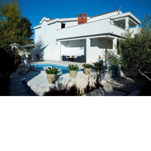 Gorgeous Home In Okrug Gornji With House Sea View
