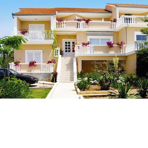 Happy Apartments, Biograd