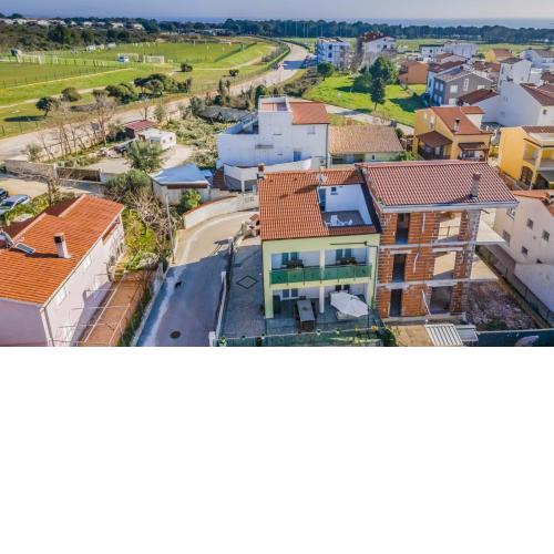 Holiday house for 11 persons in Medulin with sea view, terrace, air conditioning, WiFi 3486-4