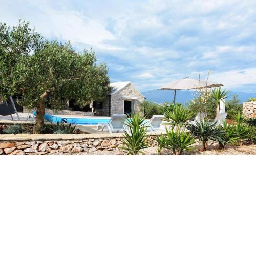 Holiday house in Pucišca with terrace, WiFi, washing machine (887-1)