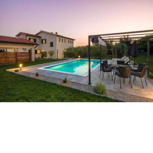 Holiday House OLIVE GROVE with pool and garden