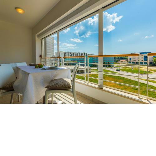 Hoplite 2BR apartment with free parking