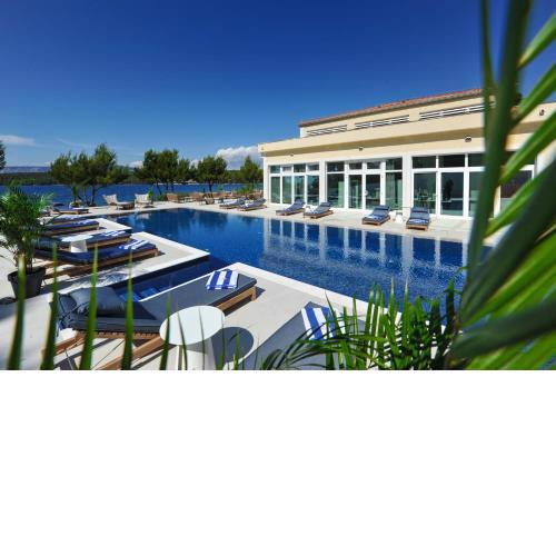 Hotel Antica-Seafront hotel with comfortable rooms and pool