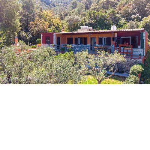 Inviting 2-Bed House in Blato