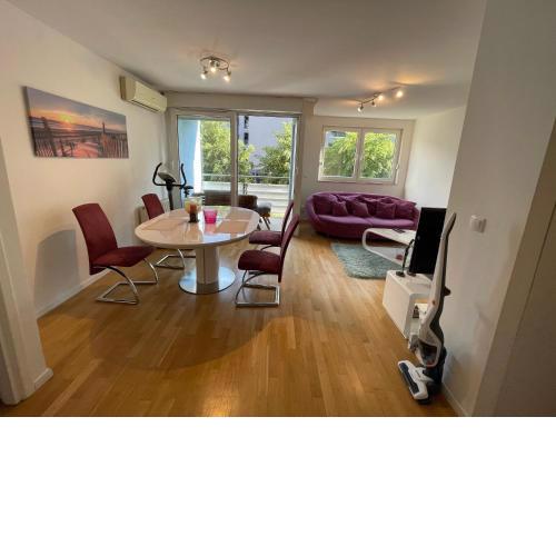 Large 75m2 Modern Flat 2 Bedrooms + Living Room with Balcony and Free Parking