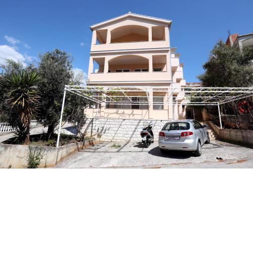 Lovely 2-Bed Apartment in Okrug Gornji