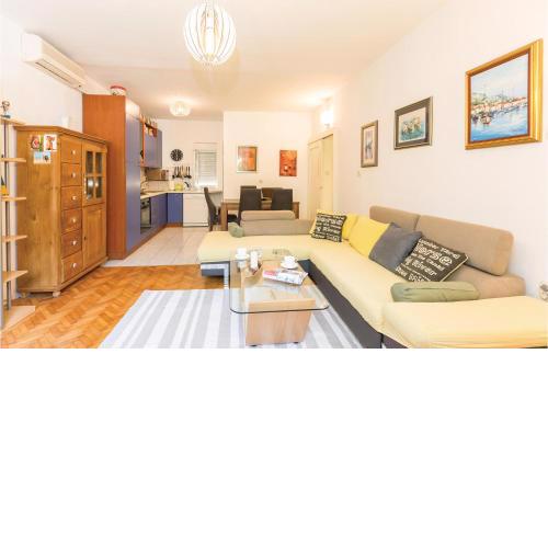 Lovely Apartment In Makarska With Wifi