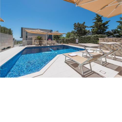 Lovely Apartment In Novalja With House Sea View