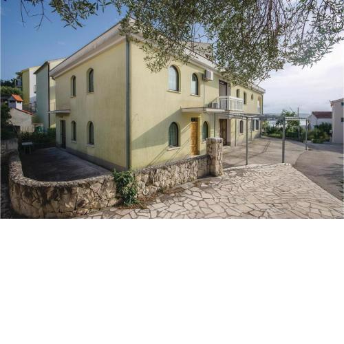 Lovely Apartment In Okrug Gornji With Wifi