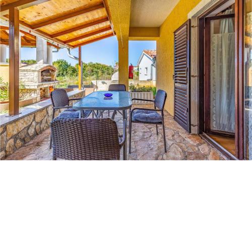 Lovely Apartment In Pula With Kitchen