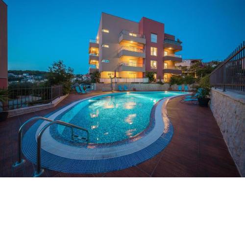 Luxury Apartment Black&White with Pool