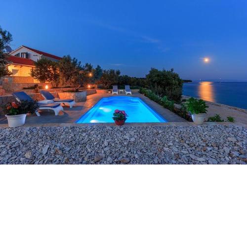 Luxury Beachfront Villa Dalmatino Trogir with private pool right at the beach in Okrug Gornji - Ciovo