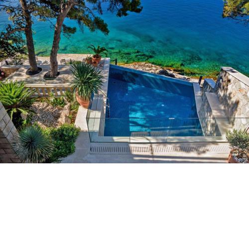 Luxury Beachfront Villa Palazzo di Mare with private heated pool and staff at the beach on Brac island - Sumartin