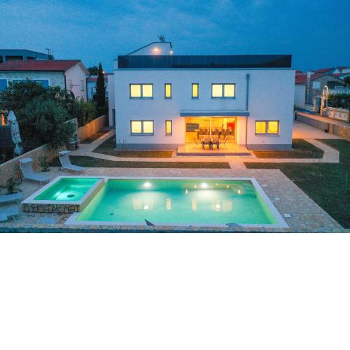 Luxury eight bedroom villa with swimming pool and jacuzzi 100 meters from the sea