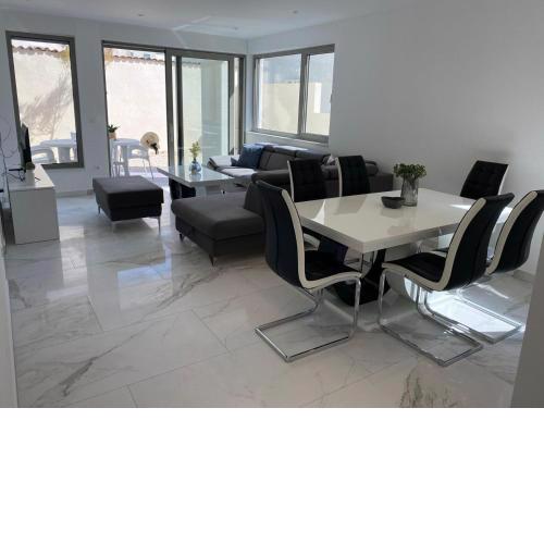 Luxury Two-Bedroom Apartment with Two Private Parking