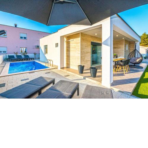 Luxury villa with a swimming pool Vir - 19346
