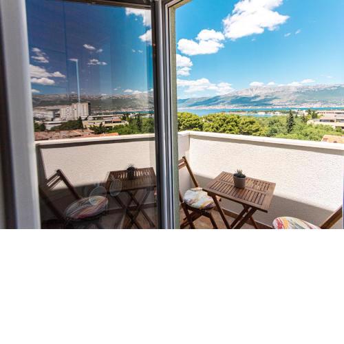 Marjan hill apt,city view &terrace,10min to center