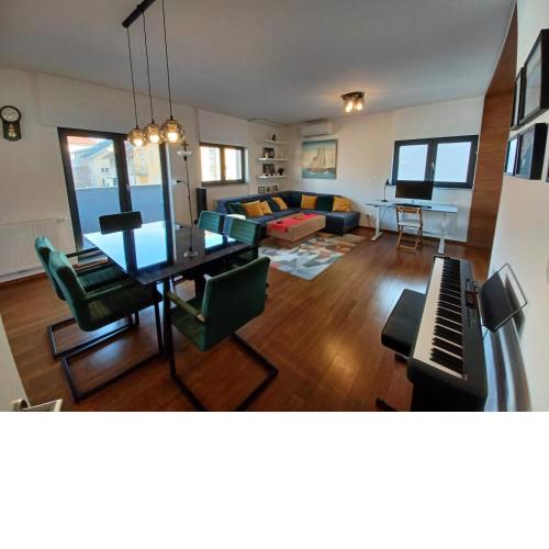 Modern 4-Star luxury apt - WFH Ready, Free Parking