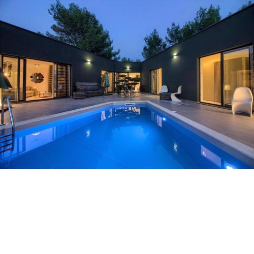 Moderne Villa mit beheiztem Pool in MedulinNeue luxuriöse Villa Sandra mit privatem Pool in Medulin, nur 900von Meer