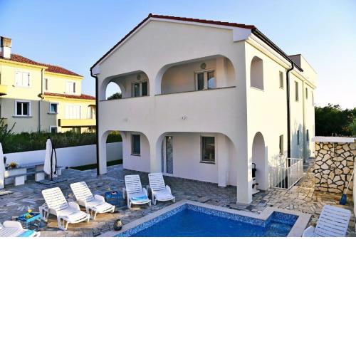 Moderne Villa mit Pool, 900 Meters von dem Strand mit grandiosem Meerblick