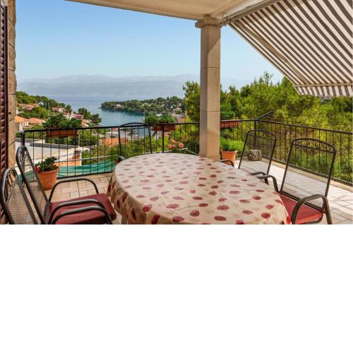 Nice Apartment In Splitska - Postira With Wifi