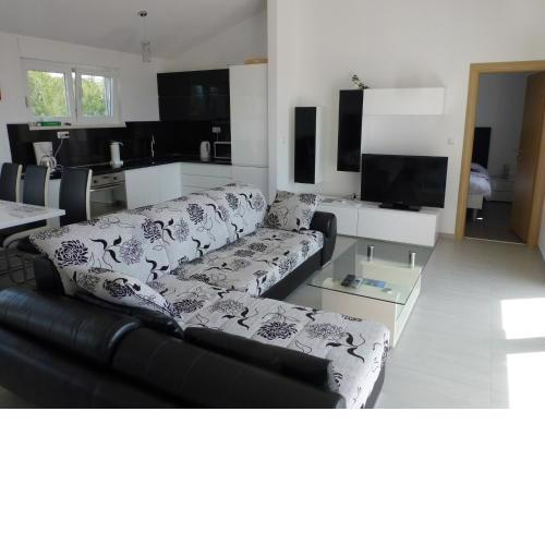 Nice apartment with shared swimming pool only 500m from the beach and 4km from Trogir