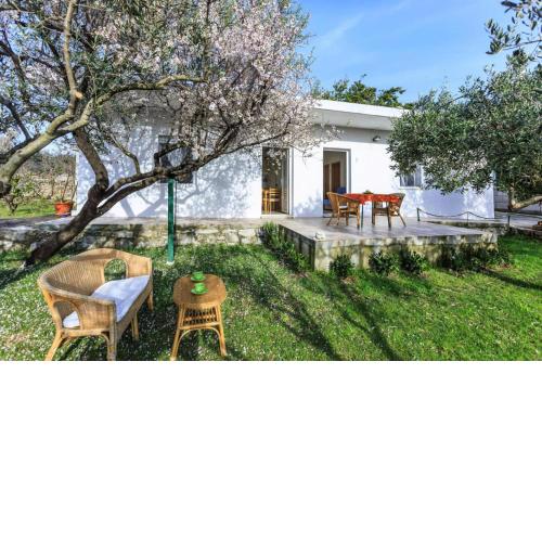 Nice Bungalow in Sumartin with garden, close beach