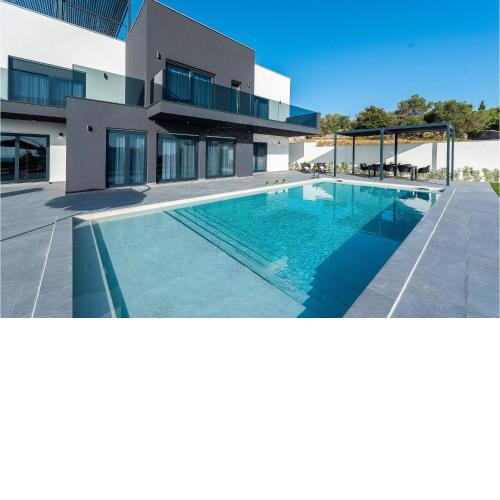 Nice Home In Lun With Outdoor Swimming Pool