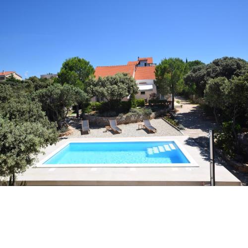 Not detached home with swimming pool for use