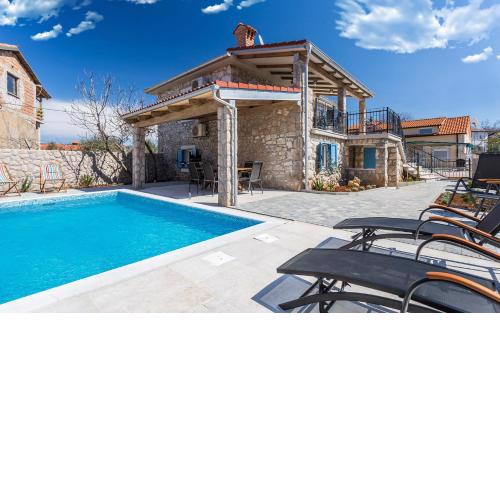 Old Stone House Apartment With A Heated Pool