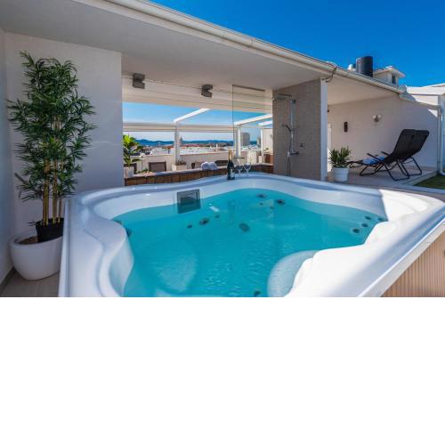 Penthouse with roof terrace with jacuzzi
